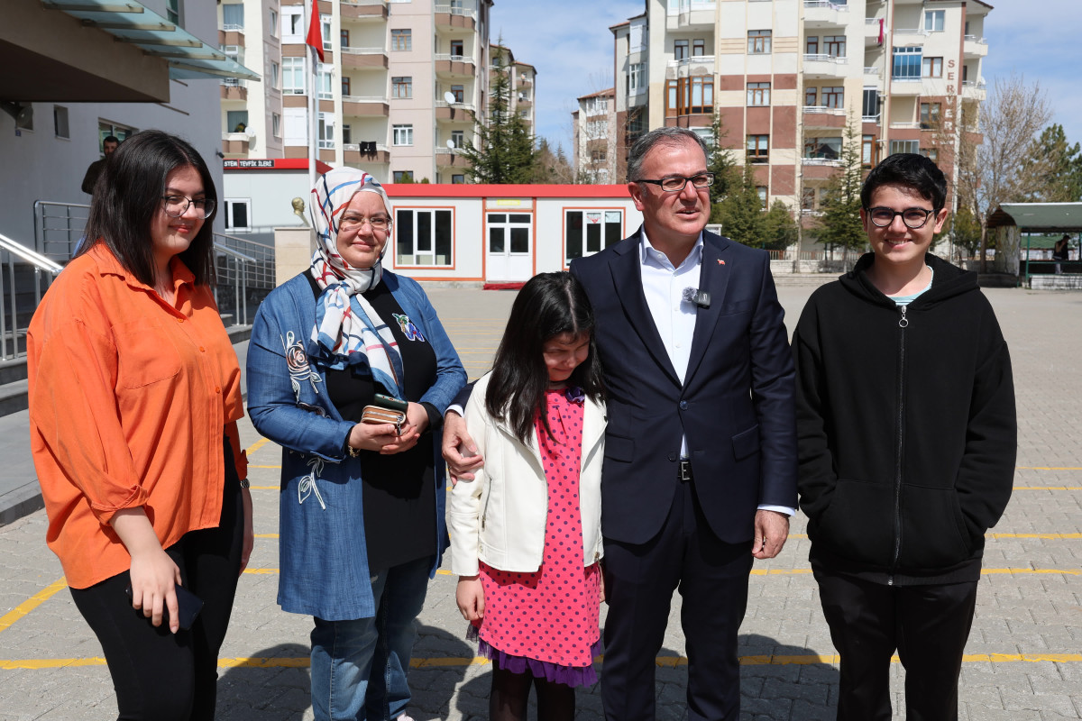 BAŞKAN BİLAL ÖZDOĞAN OYUNU KULLANDI: ‘DEMOKRASİ ŞÖLENİ İÇERİSİNDE GEÇEN BİR SEÇİM GÜNÜNÜ YAŞIYORUZ’
