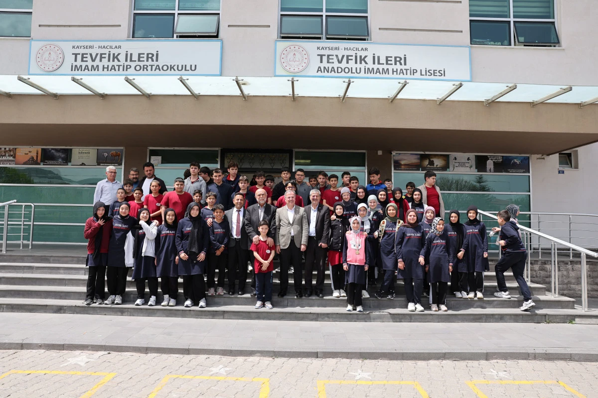 BAŞKAN &Ouml;ZDOĞAN GEN&Ccedil;LERLE KARİYER G&Uuml;NLERİ&rsquo;NDE BULUŞTU